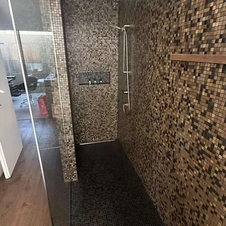 Penthouse Mit Whirlpool & Riesenterrasse Апартаменты *